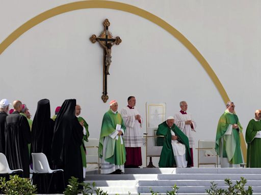 El papa critica el uso de la fe "para aprovecharse de la gente"