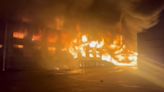 台南佳里建材廠夜間火警 火勢猛烈出動消防機器人灌救