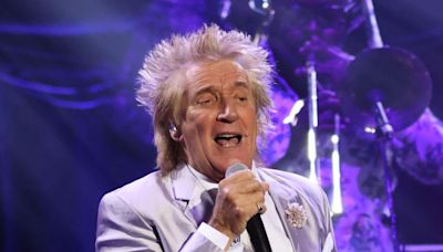 Sir Rod Stewart in 'passionate defence' after being booed at gig