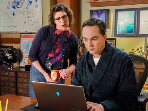 Young Sheldon Finale Clip Features Jim Parsons & Mayim Bialik