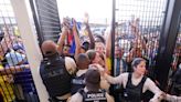 En video | Miles de hinchas ingresan sin boletos y demoran el arranque de la Copa América