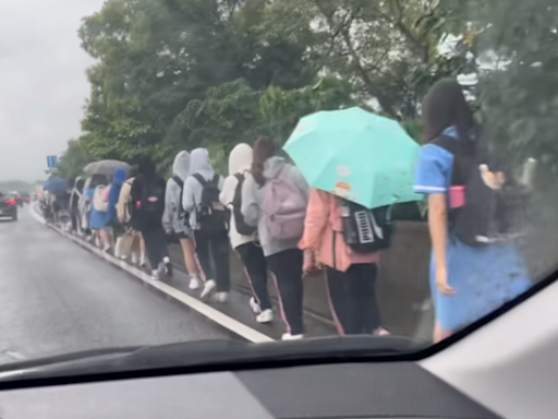 國道3驚見「30多位學生淋雨走路肩」原因曝光！「司機氣切」無法說話心酸等被罰