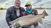 La trucha de su vida: así pescó una de 6,9 kilos en en el santuario de los pescadores de la Patagonia