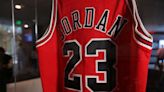 Camiseta de "Last Dance" de Michael Jordan se vende por un récord de 10,1 millones de dólares