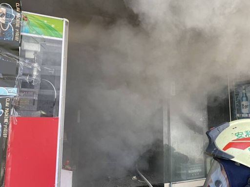 台南安南區娃娃機店失火 警、消及時疏散5房客