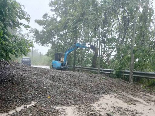 台南南化雨量驚人 公所搶通道路以利復電