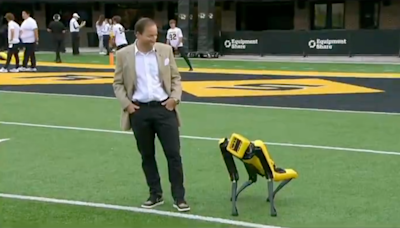 Missouri coach Eliah Drinkwitz trolled Kirk Herbstreit with a robot dog on the field