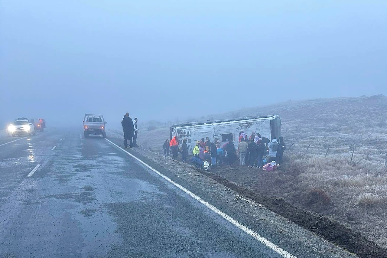 Buses carrying Chinese tourists veer off New Zealand road in 2 crashes at the same spot. 15 hurt