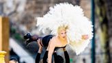Lady Gaga envoûte la cérémonie des JO 2024 dans une robe cabaret