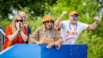 Hockey, volley, natation, VTT… Willem-Alexander, Maxima et leurs filles à fond derrière les Pays-Bas