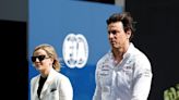 Hamilton pide cambios en la FIA tras polémica con esposa de su jefe, Toto Wolff