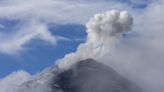 Un volcán ecuatoriano emana una columna de 1,8 kilómetros de gases y ceniza