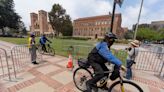 Manifestantes son detenidos en estacionamiento de UCLA; universidad regresa a clases remotas - La Opinión