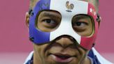 Mbappé ya luce su máscara protectora durante el entrenamiento de Francia