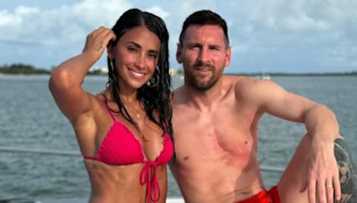 Antonela Rocuzzo y Leo Messi posaron desde un yate con microbikini colaless fucsia y short total rojo: "La familia real"