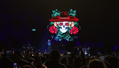 En el concierto de Maná hubo ‘declaraciones’ de amor, torta y un brasier