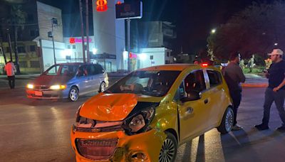 Pasajeros de taxi resultan lesionados en accidente en Centro de Torreón