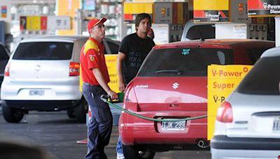 El Gobierno apuntó contra los intendentes que cobran más cara la nafta por la aplicación de un impuesto y evalúa medidas