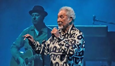 La Jornada: Tom Jones deleitó a un público de varias generaciones con su vitalidad y potente voz