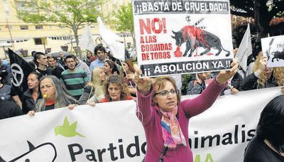 Las reacciones a favor de la suspensión del Premio Nacional de Tauromaquia