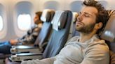 Un nuevo estudio revela por qué no es bueno beber alcohol antes de un vuelo de larga distancia