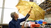 "Todo puede arreglarse": el mantra de una de las últimas reparadoras de paraguas de Europa