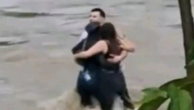 Dramático video: el último abrazo de tres amigos antes de morir ahogados por la crecida imparable de un río