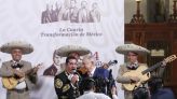López Obrador celebra con mariachi a las madres mexicanas en su conferencia matutina