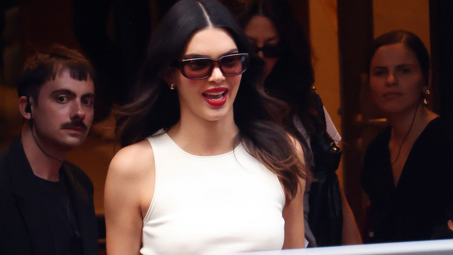 Kendall Jenner Walking Around the Louvre Barefoot Is the Ultimate Power Move