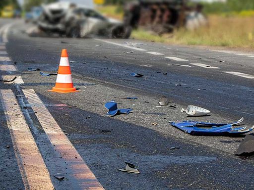 Taking selfies on the move: Motorcycle slams into crash barrier; one dead, one injured