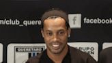 Reciben a Ronaldinho con los brazos abiertos en Querétaro