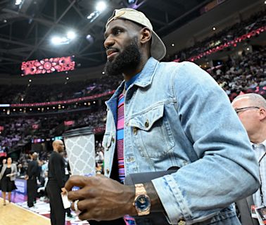 NBA》LeBron James到騎士主場觀戰 全場球迷起立歡呼