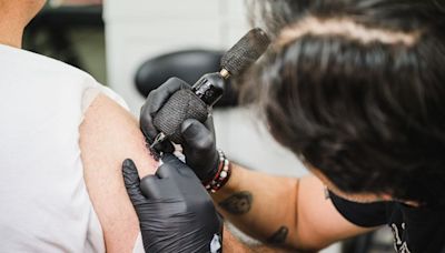 Científicos descubren un inquietante vínculo entre los tatuajes y el cáncer - La Tercera