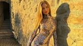 Rosie Huntington-Whiteley y sus claves para lucir elegante con 'animal print' y lentejuelas en Italia