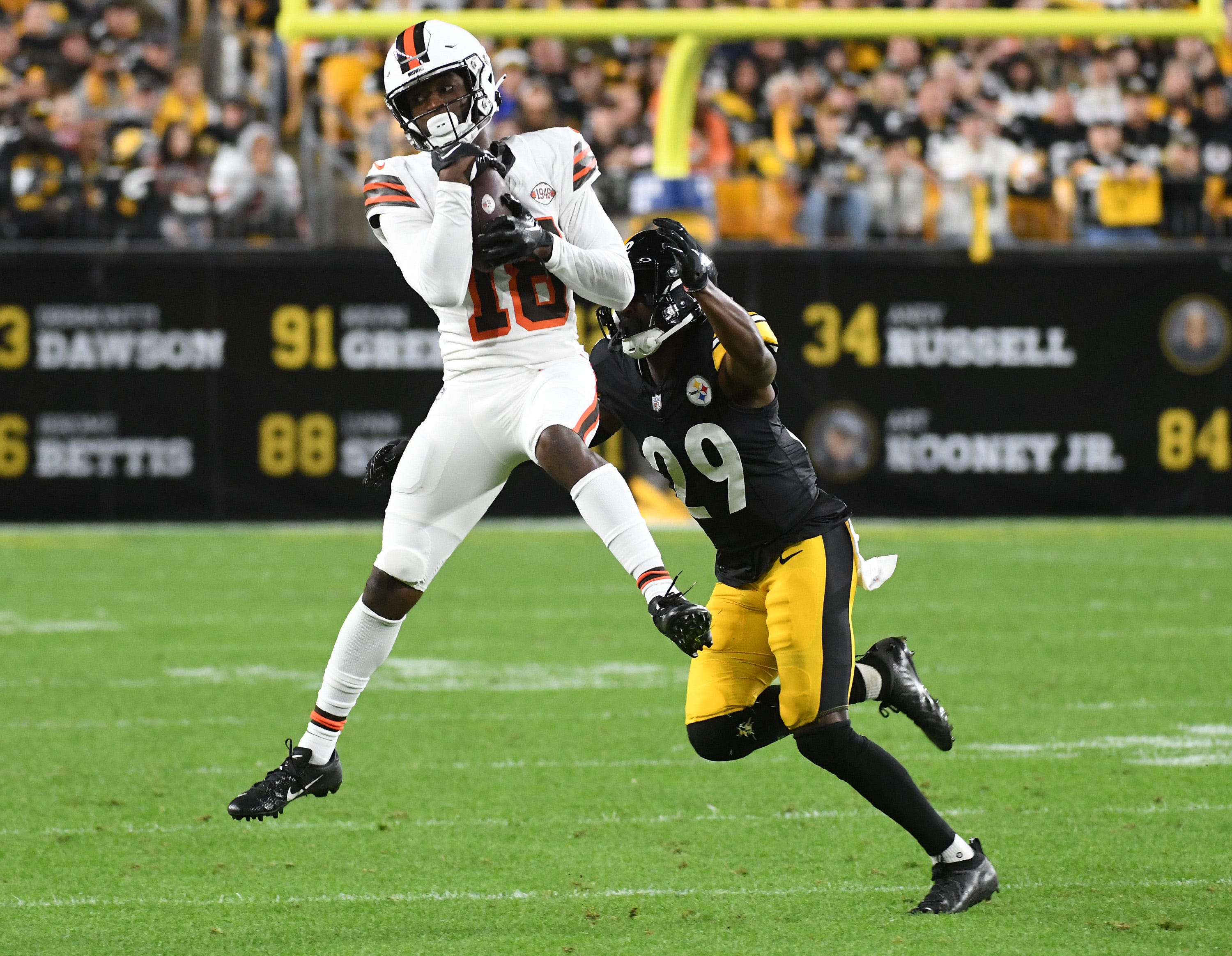 Browns WR David Bell carted off with hip injury vs. Jaguars