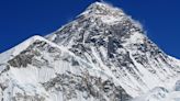 Hundreds of Summit Seekers Return to Mount Everest