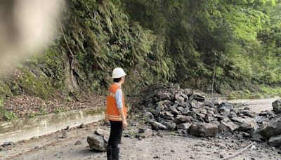 不堪連日雨擊 北橫榮華路段清晨坍方、交通雙向阻斷70分鐘