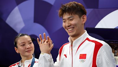 Romance en los Juegos Olímpicos de París: Propuesta de matrimonio entre jugadores de bádminton de China, luego de ganar el oro