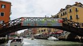 La Bienal de Venecia, lista para abrir al público en medio de protestas y polémicas