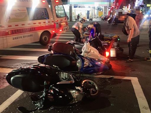 高雄鳳山5車撞一團！等紅綠燈機車被「保齡球撞」 3人送醫