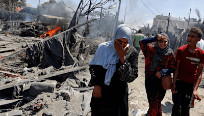 Decenas de personas murieron y miles huyeron después de que Israel redujera la "zona humanitaria" en Gaza
