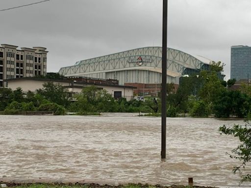 Huracán Beryl deja 2 muertos en su paso por Houston, Texas