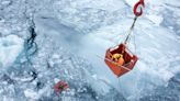Foto de cientista salvando aparelho preso no gelo vence concurso da Nature
