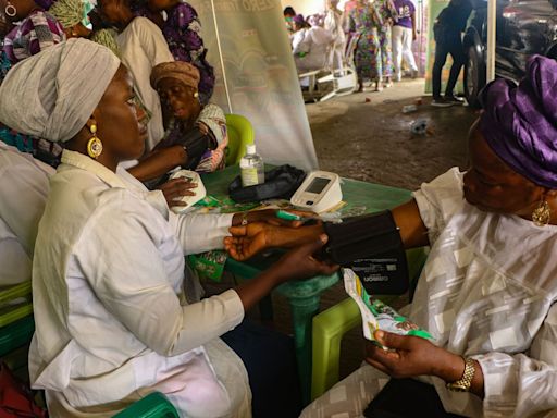 Enfermeros no cualificados, títulos falsos y la emigración ponen en peligro a los pacientes en Nigeria