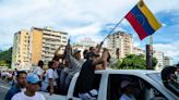 Venezuela arde en protestas tras las elecciones: derribos de estatuas y enfrentamientos en las calles