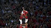 Los ‘castells’, torres humanas de ocho metros que se desarman en instantes