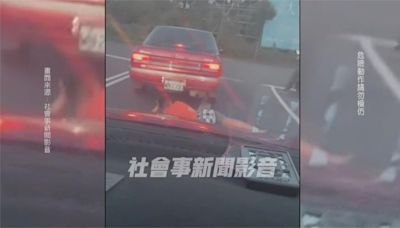 馬路當遊樂場? 男等紅燈竟手肘撐頭側躺兩車縫隙