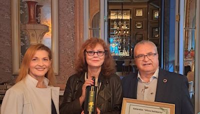 El Ayuntamiento de Carboneros entrega a la actriz Susan Sarandon el galardón del Olivo Solidario