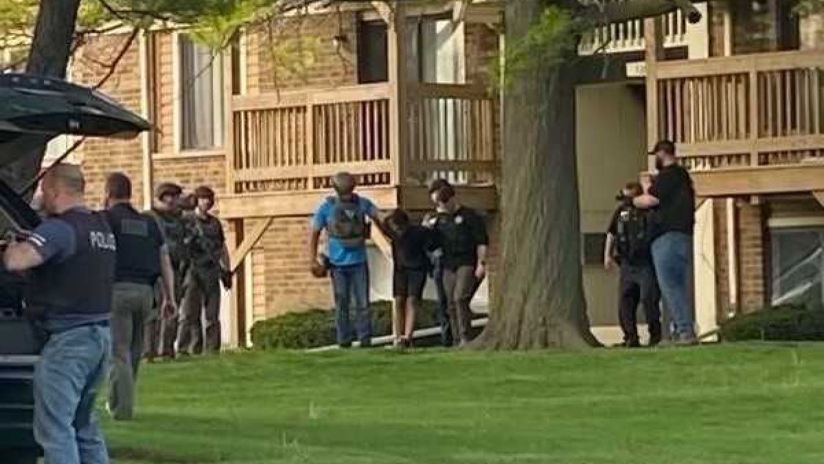 Suspect in Chicago cop killing was found hiding under sink in suburban apartment complex: 'Please don't hurt me'