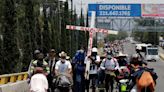 Una caravana de casi 600 inmigrantes continúa su avance por el centro de México hacia EE.UU. - La Opinión